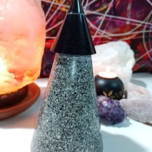 Orgonita Pura Pirámide Cono con punta de Magnetita